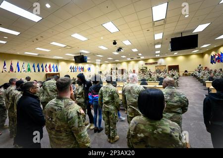 Les soldats et leurs familles sont venus d'un auditoire à la suite d'une cérémonie de réenrôlement de masse organisée par le général de division Bob Harter, commandant général de la Division de préparation 81st, au QG de la Division samedi. Une équipe de conseillers en carrière de trois bataillons du Groupe des carrières de la Réserve de l'Armée de terre a aidé à organiser cet événement en appelant environ 500 soldats qui étaient dans leur fenêtre de réenrôlement. Plus de 20 soldats représentant plus de 10 unités ont participé à cette cérémonie. Le général de division Harter a pris le temps de parler à tous les membres de la famille qui sont venus pour soutenir leur soldat. Après TH Banque D'Images