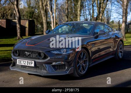 2022 Ford Mustang Mach 1 ‘OE72 BVP’ exposé à l’assemblée Ford tenue au Bicester Heritage Centre le 26th février 2023. Banque D'Images