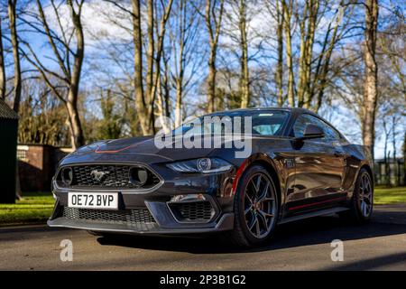 2022 Ford Mustang Mach 1 ‘OE72 BVP’ exposé à l’assemblée Ford tenue au Bicester Heritage Centre le 26th février 2023. Banque D'Images