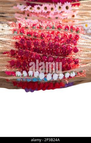 Il y a de fausses fleurs textiles sur la couronne. Couronnes isolées colorées à vendre en fausses fleurs Banque D'Images