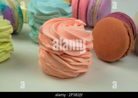 Divers bonbons. Macarons, guimauves et zéphans. Desserts colorés faits maison pour le présent. Banque D'Images