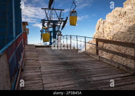 Télécabine pour Forcella Staunies, groupe Monte Cristallo, Dolomites, Italie Banque D'Images