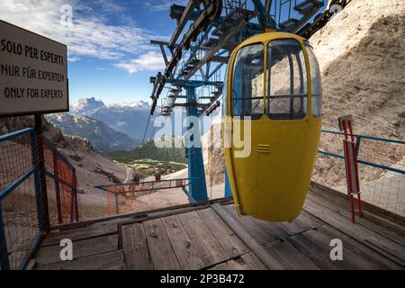 Télécabine pour Forcella Staunies, groupe Monte Cristallo, Dolomites, Italie Banque D'Images