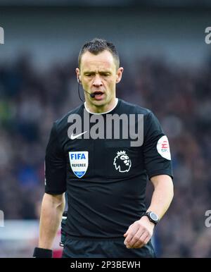 Arbitre Stuart Attwell lors du match Premier League entre Brighton & Hove Albion et West Ham United au stade de la communauté American Express, Brighton, Royaume-Uni - 4th mars 2023 photo Simon Dack/Telephoto Images. Usage éditorial uniquement. Pas de merchandising. Pour les images de football, les restrictions FA et Premier League s'appliquent inc. Aucune utilisation Internet/mobile sans licence FAPL - pour plus de détails, contactez football Dataco Banque D'Images