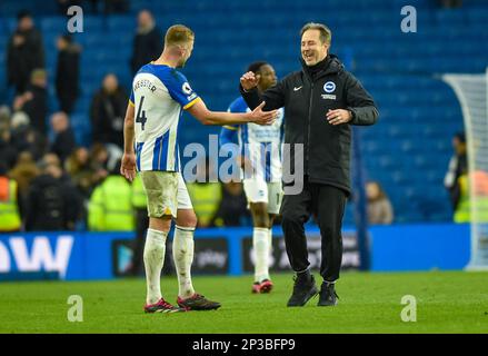 Andrea Maldera, assistante à la tête de Brighton, avec Adam Webster, après la victoire lors du match Premier League entre Brighton & Hove Albion et West Ham United au stade de la communauté American Express, Brighton, Royaume-Uni - 4th mars 2023 usage éditorial uniquement. Pas de merchandising. Pour les images de football, les restrictions FA et Premier League s'appliquent inc. Aucune utilisation Internet/mobile sans licence FAPL - pour plus de détails, contactez football Dataco Banque D'Images