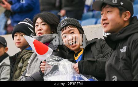 Brighton Kaoru Mitoma fans lors du match Premier League entre Brighton & Hove Albion et West Ham United au stade de la communauté American Express, Brighton, Royaume-Uni - 4th mars 2023 photo Simon Dack/Telephoto Images. Usage éditorial uniquement. Pas de merchandising. Pour les images de football, les restrictions FA et Premier League s'appliquent inc. Aucune utilisation Internet/mobile sans licence FAPL - pour plus de détails, contactez football Dataco Banque D'Images