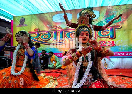 Mathura, Inde. 04th mars 2023. Des dévotés indiens habillés comme Lord Krishna ont vu célébrer le festival holi. Cet événement est populairement appelé Chaddimar Holi où les femmes battent les hommes avec de petits bâtons comme selon la culture traditionnelle de Gokul. Gokul est le lieu de naissance du Seigneur hindou Krishna qui joua Holi avec ses amis comme de cette façon selon la croyance locale. Crédit : SOPA Images Limited/Alamy Live News Banque D'Images
