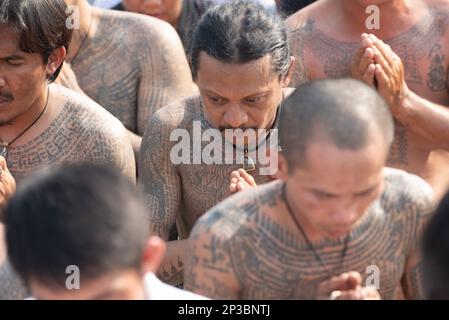 Nakhon Chai si, Thaïlande. 04th mars 2023. Le disciple se réunit au traditionnel festival de sak Yant 2023 au temple de Bang Phra, province de Nakhon Pathom (à l'ouest de Bangkok), thaïlande sur 4 mars 2023. Pour montrer le respect et le culte Maître tatouage. (Photo de Teera Noisakran/Pacific Press) Credit: Pacific Press Media production Corp./Alay Live News Banque D'Images