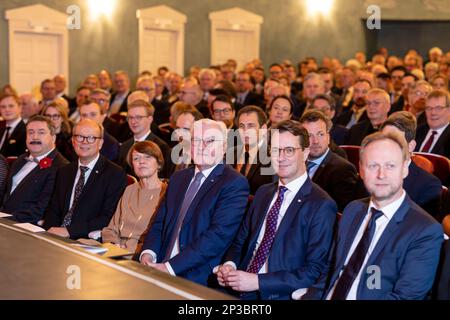 05 mars 2023, Rhénanie-du-Nord-Westphalie, Detmold: f.l.: Dr. Axel Lehmann (SPD), Administrateur de district du comté de Lippe, André Kuper (CDU), Président du Parlement d'État de Rhénanie-du-Nord-Westphalie, Elke Büdenbender, épouse du Président fédéral, Frank-Walter Steinmeier, Président de la République fédérale d'Allemagne, Et Hendrik Wüst (CDU), Ministre Président de la Rhénanie-du-Nord-Westphalie et Georg Heckel, Directeur du Landestheater Detmold à la cérémonie '900 ans de Lippe et 50 ans du Comté de Lippe' avec le Ministre Président du NRW Hendrik Wüst et le Président fédéral Frank-Walter Stein Banque D'Images