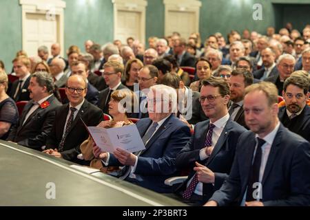 05 mars 2023, Rhénanie-du-Nord-Westphalie, Detmold: f.l.: Dr. Axel Lehmann (SPD), Administrateur de district du comté de Lippe, André Kuper (CDU), Président du Parlement d'État de Rhénanie-du-Nord-Westphalie, Elke Büdenbender, épouse du Président fédéral, Frank-Walter Steinmeier, Président de la République fédérale d'Allemagne, Et Hendrik Wüst (CDU), Ministre Président de la Rhénanie-du-Nord-Westphalie et Georg Heckel, Directeur du Landestheater Detmold à la cérémonie '900 ans de Lippe et 50 ans du Comté de Lippe' avec le Ministre Président du NRW Hendrik Wüst et le Président fédéral Frank-Walter Stein Banque D'Images