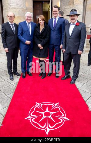 05 mars 2023, Rhénanie-du-Nord-Westphalie, Detmold: De gauche à droite: André Kuper (CDU), Président du Parlement d'État de Rhénanie-du-Nord-Westphalie, Frank-Walter Steinmeier, Président de la République fédérale d'Allemagne, Elke Büdenbender, épouse du Président fédéral, Hendrik Wüst (CDU), Ministre Président de la Rhénanie-du Nord-Westphalie et Dr. Axel Lehmann (SPD) Administrateur de district du comté de Lippe devant le Landestheater Detmold sur le tapis rouge avec une rose de Lippe avant la cérémonie '900 ans de Lippe et 50 ans du comté de Lippe' avec le Premier ministre NRW Hendrik Wüst et le Pr fédéral Banque D'Images