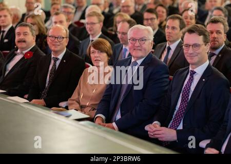 05 mars 2023, Rhénanie-du-Nord-Westphalie, Detmold: De gauche à droite: Dr. Axel Lehmann (SPD), Administrateur de district du comté de Lippe, André Kuper (CDU), Président du Parlement d'État de Rhénanie-du-Nord-Westphalie, Elke Büdenbender, épouse du Président fédéral, Frank-Walter Steinmeier, Président de la République fédérale d'Allemagne et Hendrik (CDU) Ministre Président de la Rhénanie-du-Nord-Westphalie lors de la cérémonie '900 ans de Lippe et 50 ans du comté de Lippe' avec le ministre président de la NRW Hendrik Wüst et le président fédéral Frank-Walter Steinmeier au Landestheater Detmold. Photo: Chris Banque D'Images
