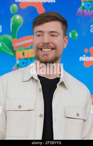 4 mars 2023, Los Angeles, Californie, États-Unis : LOS ANGELES, CA - 4 MARS 2023: MrBeast, Jimmy Donaldson au Nickelodeon 2023 Kids Choice Awards au Microsoft Theatre. (Credit image: © Nina Prommer/ZUMA Press Wire) USAGE ÉDITORIAL SEULEMENT! Non destiné À un usage commercial ! Banque D'Images