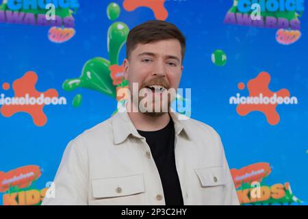 4 mars 2023, Los Angeles, Californie, États-Unis : LOS ANGELES, CA - 4 MARS 2023: MrBeast, Jimmy Donaldson au Nickelodeon 2023 Kids Choice Awards au Microsoft Theatre. (Credit image: © Nina Prommer/ZUMA Press Wire) USAGE ÉDITORIAL SEULEMENT! Non destiné À un usage commercial ! Banque D'Images