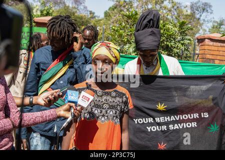 Nakuru, Kenya. 5th mars 2023. Un membre du Groupe culturel Nakuru Impress Menen de la secte Rastafari, s'adresse à la presse au sujet de la décision récente de la Cour suprême du Kenya de permettre l'enregistrement d'associations pour les lesbiennes, gays, bisexuels, transgenres, queer, Communauté intersexuée (LGBTQI ). Crédit : SOPA Images Limited/Alamy Live News Banque D'Images