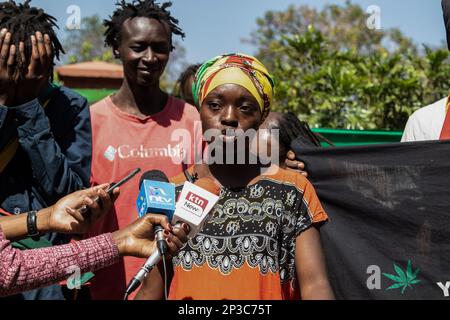 Nakuru, Kenya. 5th mars 2023. Un membre du Groupe culturel Nakuru Impress Menen de la secte Rastafari, s'adresse à la presse au sujet de la décision récente de la Cour suprême du Kenya de permettre l'enregistrement d'associations pour les lesbiennes, gays, bisexuels, transgenres, queer, Communauté intersexuée (LGBTQI ). Crédit : SOPA Images Limited/Alamy Live News Banque D'Images