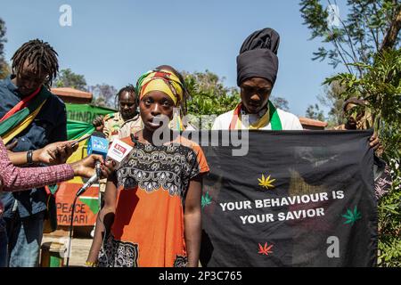 Nakuru, Kenya. 5th mars 2023. Un membre du Groupe culturel Nakuru Impress Menen de la secte Rastafari, s'adresse à la presse au sujet de la décision récente de la Cour suprême du Kenya de permettre l'enregistrement d'associations pour les lesbiennes, gays, bisexuels, transgenres, queer, Communauté intersexuée (LGBTQI ). Crédit : SOPA Images Limited/Alamy Live News Banque D'Images