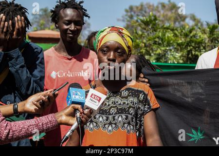 Un membre du Groupe culturel Nakuru Impress Menen de la secte Rastafari, s'adresse à la presse au sujet de la décision récente de la Cour suprême du Kenya de permettre l'enregistrement d'associations pour les lesbiennes, gays, bisexuels, transgenres, queer, Communauté intersexuée (LGBTQI ). Dans un communiqué de presse lu au jardin de Nyayo, le groupe a déclaré que la décision de la Cour suprême autorisant le LGBTQI à former un groupe de pression sape les valeurs et principes traditionnels qui ont soutenu la société depuis des générations, en outre, ils ont exhorté le gouvernement à protéger le caractère sacré du mariage traditionnel et de la famille str Banque D'Images