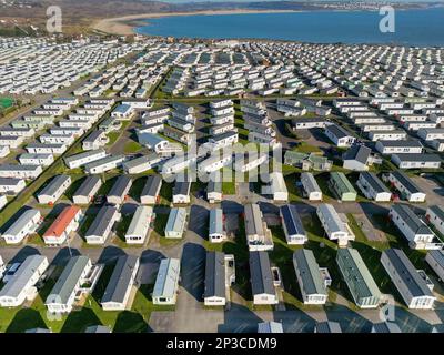 Porthcawl, pays de Galles - Mars 2023 : vue aérienne du parc de caravanes de vacances de Trecco Bay dans le sud du pays de Galles, l'un des plus grands d'Europe. Il est géré par Parkdean . Banque D'Images