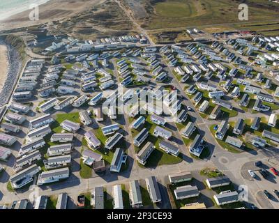 Porthcawl, pays de Galles - Mars 2023 : vue aérienne du parc de caravanes de vacances de Trecco Bay dans le sud du pays de Galles, l'un des plus grands d'Europe. Il est géré par Parkdean . Banque D'Images