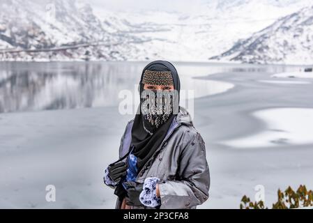 Gangtok, Sikkim, Inde. 28th févr. 2023. Un lac glaciaire gelé, entouré de sommets imposants et d'air froid, blanchi par un ciel bleu azur - le lac Changu est l'un de ces rares endroits qui dignent la platitude. Ce plan d'eau bleu émeraude et étincelant, alimenté par la neige fondante des montagnes environnantes, est situé à une hauteur de 12 400 pieds sur la route Gangtok-Nathula. Aussi connu sous le nom de lac Tsomgo, il se traduit par ''˜source d'eau. (Credit image: © Zakir Hossain/Pacific Press via ZUMA Press Wire) USAGE ÉDITORIAL SEULEMENT! Non destiné À un usage commercial ! Banque D'Images