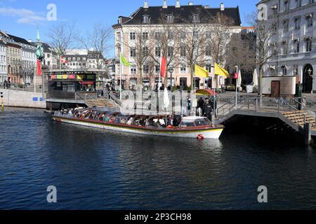 Copenhague /Danemark/05 Mars 20237HOP ON - promenade en bateau touristes prêt pour la croisière sur le canal de Copenahgen dans la capitale danoise Copenhague. . (Photo.Francis Joseph Dean/Dean Pictures) Banque D'Images