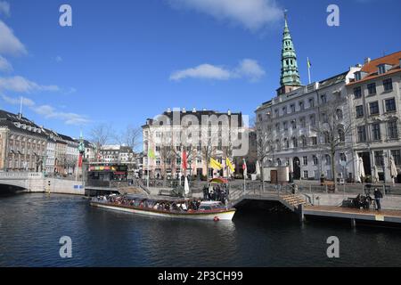 Copenhague /Danemark/05 Mars 20237HOP ON - promenade en bateau touristes prêt pour la croisière sur le canal de Copenahgen dans la capitale danoise Copenhague. . (Photo.Francis Joseph Dean/Dean Pictures) Banque D'Images