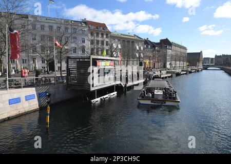 Copenhague /Danemark/05 Mars 20237HOP ON - promenade en bateau touristes prêt pour la croisière sur le canal de Copenahgen dans la capitale danoise Copenhague. . (Photo.Francis Joseph Dean/Dean Pictures) Banque D'Images