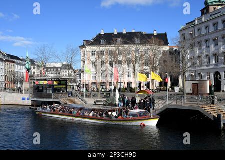 Copenhague /Danemark/05 Mars 20237HOP ON - promenade en bateau touristes prêt pour la croisière sur le canal de Copenahgen dans la capitale danoise Copenhague. . (Photo.Francis Joseph Dean/Dean Pictures) Banque D'Images