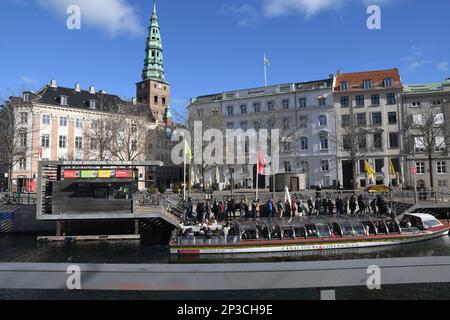 Copenhague /Danemark/05 Mars 20237HOP ON - promenade en bateau touristes prêt pour la croisière sur le canal de Copenahgen dans la capitale danoise Copenhague. . (Photo.Francis Joseph Dean/Dean Pictures) Banque D'Images