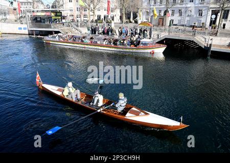 Copenhague /Danemark/05 Mars 20237HOP ON - promenade en bateau touristes prêt pour la croisière sur le canal de Copenahgen dans la capitale danoise Copenhague. . (Photo.Francis Joseph Dean/Dean Pictures) Banque D'Images