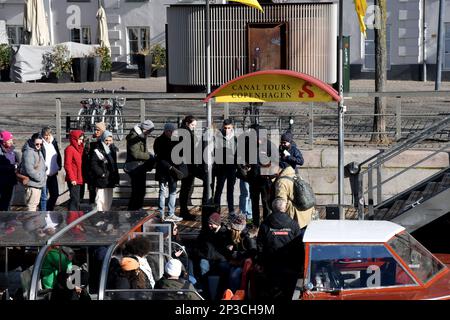 Copenhague /Danemark/05 Mars 20237HOP ON - promenade en bateau touristes prêt pour la croisière sur le canal de Copenahgen dans la capitale danoise Copenhague. . (Photo.Francis Joseph Dean/Dean Pictures) Banque D'Images