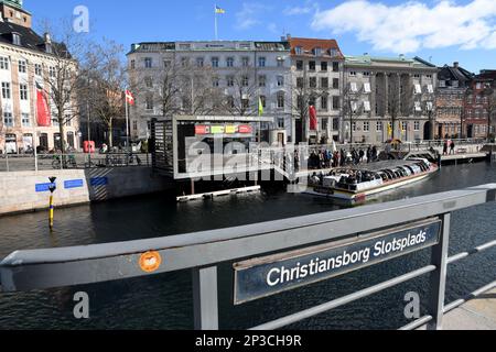 Copenhague /Danemark/05 Mars 20237HOP ON - promenade en bateau touristes prêt pour la croisière sur le canal de Copenahgen dans la capitale danoise Copenhague. . (Photo.Francis Joseph Dean/Dean Pictures) Banque D'Images