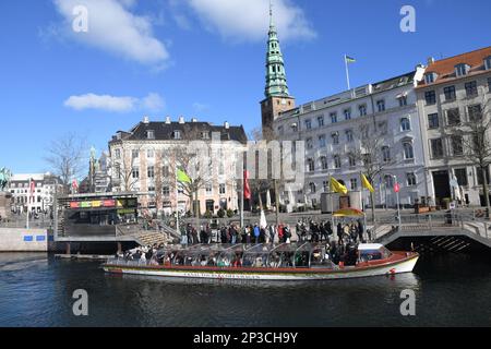 Copenhague /Danemark/05 Mars 20237HOP ON - promenade en bateau touristes prêt pour la croisière sur le canal de Copenahgen dans la capitale danoise Copenhague. . (Photo.Francis Joseph Dean/Dean Pictures) Banque D'Images