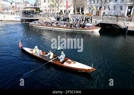 Copenhague /Danemark/05 Mars 20237HOP ON - promenade en bateau touristes prêt pour la croisière sur le canal de Copenahgen dans la capitale danoise Copenhague. . (Photo.Francis Joseph Dean/Dean Pictures) Banque D'Images