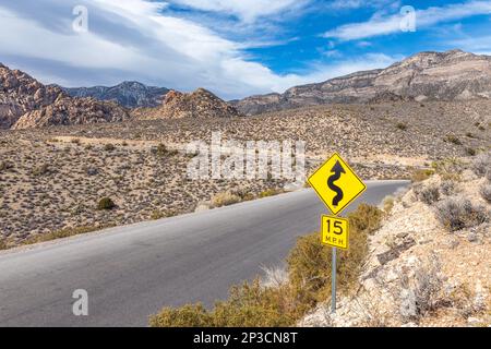 Un panneau d'avertissement le long des routes sinueuses de la réserve naturelle de Red Rock Canyon à Las Vegas, Nevada. Banque D'Images