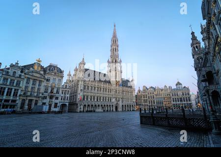 Prise de vue en grand angle en début de matinée sur le patrimoine de l'UNESCO, Grand-place touristique avec hôtel de ville, Hôtel de ville, Maison du Roi (maison du Roi ou maison de Breadhouse) Banque D'Images