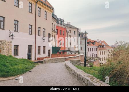 Maisons anciennes sur la rue Vladislav Panas à Lublin. Maisons au toit carrelé et une ancienne lanterne au premier plan Banque D'Images