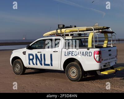 Véhicule de patrouille RNLI sur Crosby Beach, Angleterre, Royaume-Uni Banque D'Images