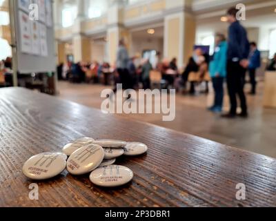 Coburg, Allemagne. 05th mars 2023. Les insignes se trouvent sur une table à l'ouverture d'une Vesperkirche dans la salle d'église de Saint-Moriz. Le Vesperkirche propose un déjeuner, des événements culturels et d'autres activités pendant deux semaines. Credit: PIA Bayer/dpa/Alay Live News Banque D'Images