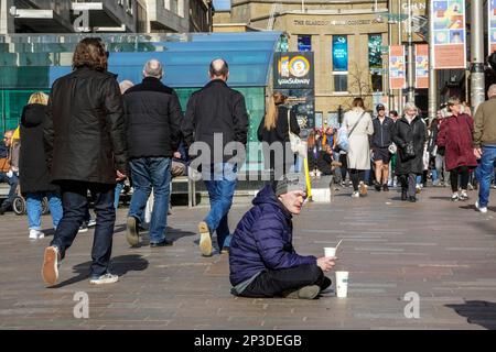 Mendiant de rue assis dans le quartier piétonnier de Buchanan Street, Glasgow, Écosse, Royaume-Uni Banque D'Images