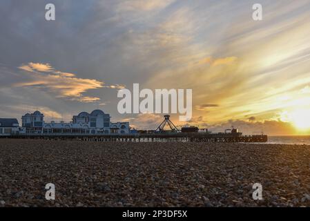 Un lever de soleil époustouflant derrière le South Parade Pier à Portsmouth, au Royaume-Uni, pris de bas niveau sur le shingle de la plage Banque D'Images