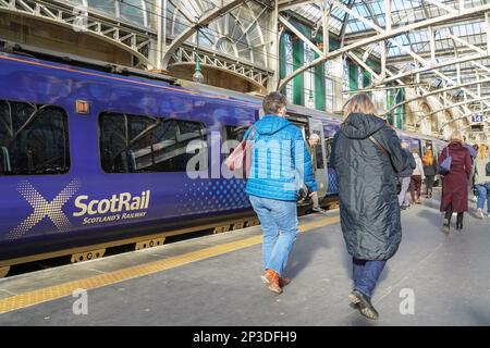 Passagers sur la plate-forme avec un train ScotRail à la gare centrale de Glasgow, Glasgow, Écosse, Royaume-Uni Banque D'Images