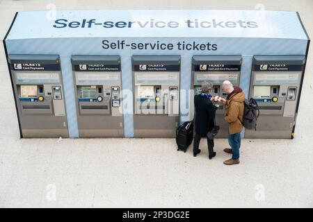 Les gens utilisent une machine à billets à la gare de Waterloo à Londres. Les passagers ferroviaires ont été frappés par la plus grande hausse des tarifs depuis plus d'une décennie, malgré une fiabilité record. Les tarifs en Angleterre et au pays de Galles ont augmenté le dimanche jusqu'à 5,9 % en moyenne, ce qui a ajouté des centaines de livres au coût de nombreux billets de saison annuels. Date de la photo: Vendredi 3 mars 2023. Banque D'Images