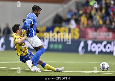 Shinji Okazaki de STVV et Mike Tresor Ndayishimiye de Genk se battent pour le ballon lors d'un match de football entre Sint-Truidense VV et KRC Genk, dimanche 05 mars 2023 à Sint-Truiden, le jour 28 de la première division du championnat belge de la « Jupiler Pro League » de 2022-2023. BELGA PHOTO JOHAN EYCKENS Banque D'Images