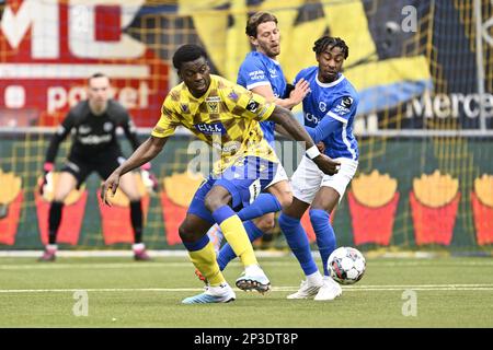 Frank Boya de STVV, Patrik Hrosovsky de Genk et Mike Tresor Ndayishimiye de Genk se battent pour le ballon lors d'un match de football entre Sint-Truidense VV et KRC Genk, dimanche 05 mars 2023 à Sint-Truiden, le 28 de la première division du championnat belge « Jupiger Pro League » de 2022-2023. BELGA PHOTO JOHAN EYCKENS Banque D'Images