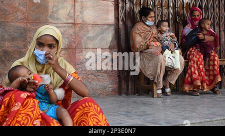 Kolkata, Inde. 4th mars 2023. L'infection à adénovirus se propage rapidement à Kolkata. 4 enfants sont morts au cours des dernières 24 heures. Décès de nourrissons dus au rhume et aux infections pulmonaires, à la pneumonie, à la fièvre, etc (Credit image: © Sayantan Chakraborty/Pacific Press via ZUMA Press Wire) USAGE ÉDITORIAL SEULEMENT! Non destiné À un usage commercial ! Banque D'Images