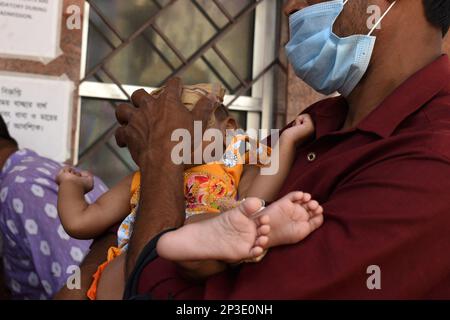 Kolkata, Inde. 4th mars 2023. L'infection à adénovirus se propage rapidement à Kolkata. 4 enfants sont morts au cours des dernières 24 heures. Décès de nourrissons dus au rhume et aux infections pulmonaires, à la pneumonie, à la fièvre, etc (Credit image: © Sayantan Chakraborty/Pacific Press via ZUMA Press Wire) USAGE ÉDITORIAL SEULEMENT! Non destiné À un usage commercial ! Banque D'Images