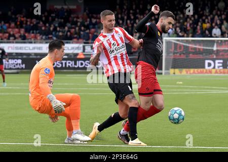 ROTTERDAM - (lr) le gardien de but de Sparta Rotterdam Nick Olij, Mike Eerdhuijzen de Sparta Rotterdam, Nikolas Agrafiotis de sbv Excelsior pendant le match de première ligue néerlandais entre sbv Excelsior et Sparta Rotterdam au stade Van Donge & de Roo sur 5 mars 2023 à Rotterdam, pays-Bas. ANP GERRIT VAN COLOGNE Banque D'Images