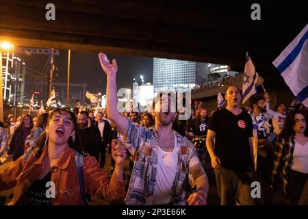 Israël. 04th mars 2023. Les manifestants israéliens contre la réforme chantent alors qu'ils marchent sur l'autoroute Ayalon à tel Aviv. Plus de 200 000 000 personnes ont protesté à tel Aviv contre le gouvernement d'extrême droite de Netanyahou et contre sa réforme juridique controversée. Mars 4th 2023. (Photo de Matan Golan/Sipa USA). Credit: SIPA USA/Alay Live News Banque D'Images